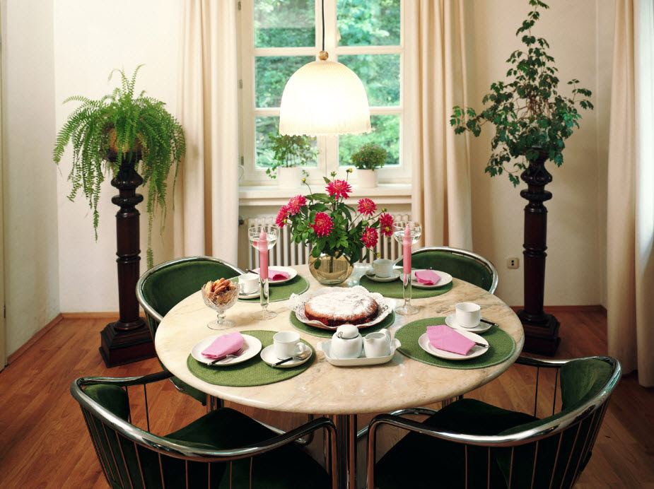Round Dining Room Table Decorating Ideas / Stylish Dining Room Decorating Ideas - Southern Living / It features clean lines with a contemporary design to finish in the stunning.