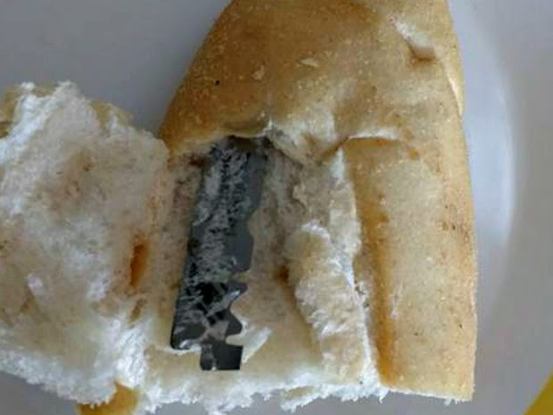 Dona de casa postou alerta no Facebook após encontrar lâmina dentro do pão  (Foto: Eliane Santos/Arquivo pessoal)