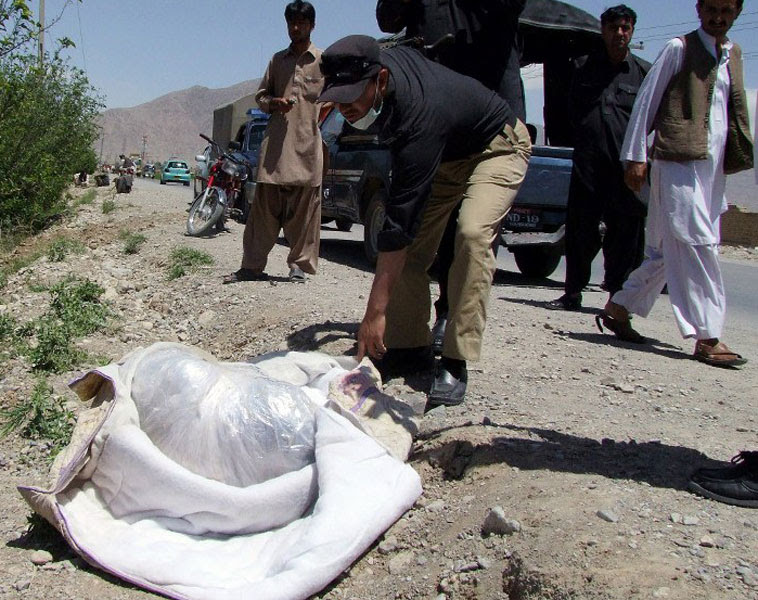 Corpo e cabeça de médico morto do Paquistão são encontrados em sacos à beira de estrada (Foto: Banaras Khan/AFP)