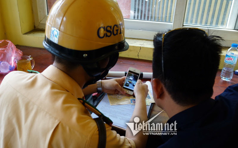phạt vượt đèn vàng, lỗi vượt đèn vàng, xế sang bị phạt
