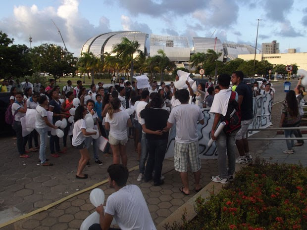 Familiares e amigos protestam após morte de Flávio Augusto, torcedor do ABC assassinado a tiros em novembro em Natal (Foto: Arthur Barbalho/G1)