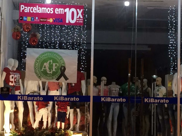 Fachada de loja no Centro de Chapecó tem laço preto para lembrar a morte do jogadores (Foto: Glauco Araújo / G1 )