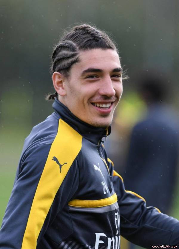 ‘Vua tốc độ’ của Arsenal trình làng kiểu tóc kỳ dị