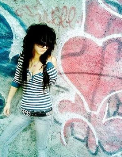 http://emowallpaper.files.wordpress.com/2010/12/emo-girl.jpg