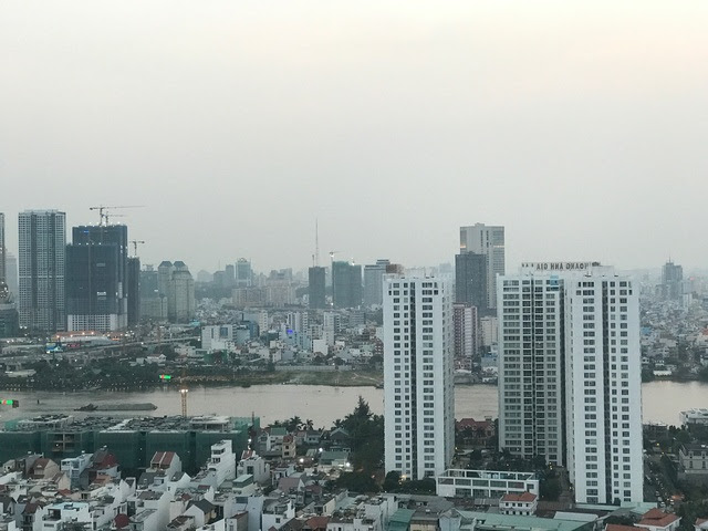 
Đi ngang khu vực này, sau khi qua khỏi cầu Sài Gòn từ hướng quận 1 là đại công trường xây dựng rầm rộ của hàng chục dự án cao cấp.
