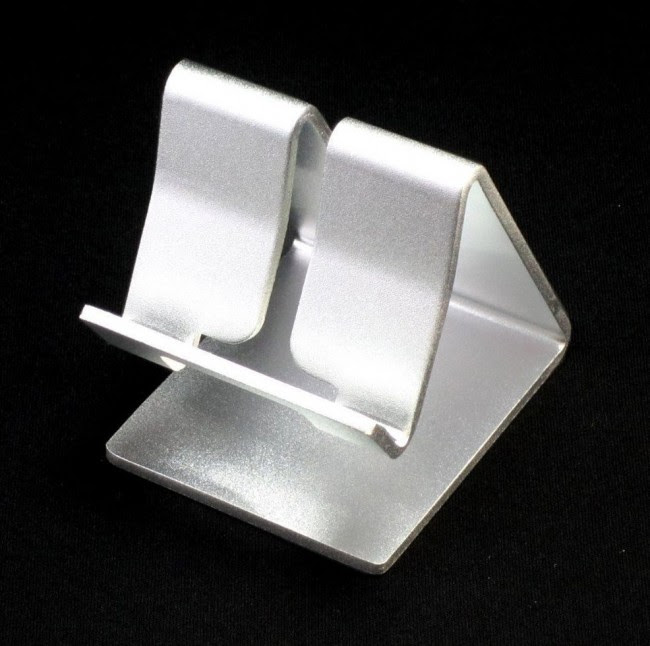 机の上にスマホの置き場所を作るならコレ しっかりした質感で長く愛用できそうな アルミニウム製スタンド あんどろいどスマート