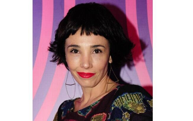 Rita Elmôr mostrou o cabelo curto e bem desfiado, uma das apostas para tendências da novela