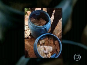 Polícia achou R$ 3,5 milhões em tonéis na Mangueira (Foto: Reprodução / Globo)