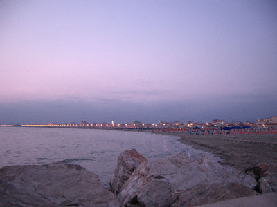 Veduta della spiaggia dalla darsena di Viareggio al tramonto