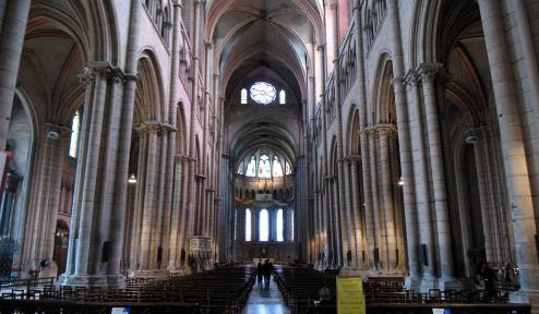 Photographie couleur de l'intérieur de la cathédrale, du portail vers le chœur