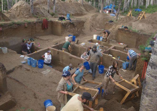 Excavación en el sitio arqueológico de Upward Sun River, Alaska.