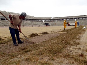 Plantio da grama da Arena das Dunas começou nesta quarta (14) (Foto: Jocaff Souza/G1)