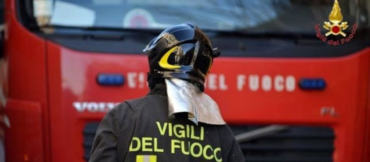 Pozzuoli Si Barrica In Casa Dove Minaccia Di Far Esplodere Bombole A Gas Napolitime Eventi Cultura Personaggi Politica