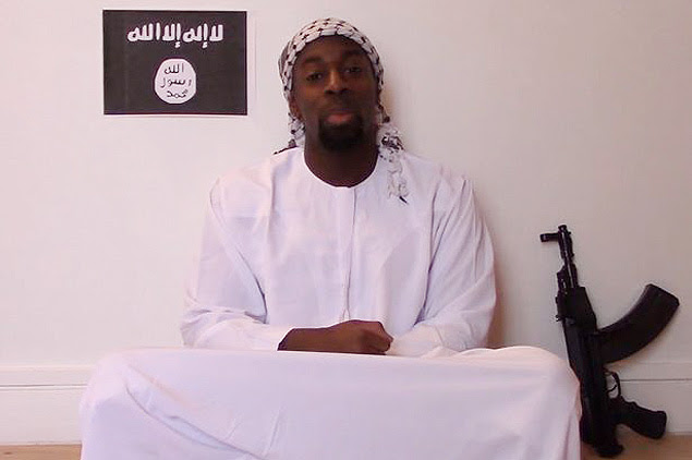 Amedy Coulibaly, em vídeo em que alega pertencer ao Estado Islâmico 