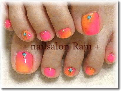 ネオンカラーのトロピカルフットネイル さえちゃ ネイルサロン Raju ラジュ のネイル ネイルクルー