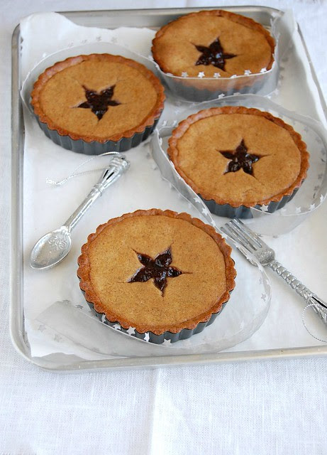 Gingerbread linzer tartlets / Tortinhas linzer de gingerbread