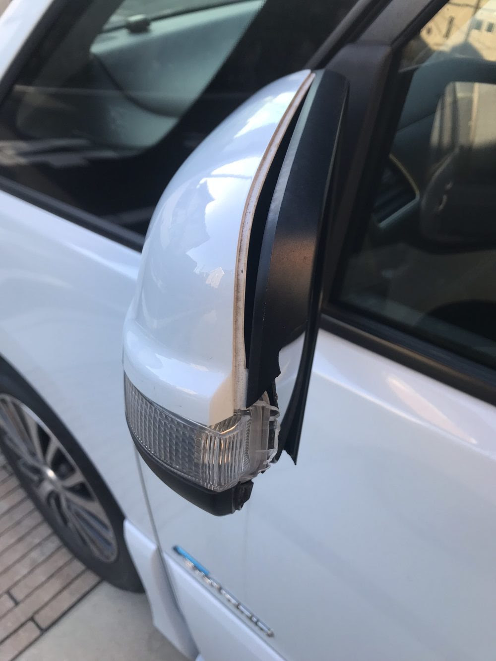 セレナのドア サイド ミラーが壊れた カバー 枠 のみの破損で修理費用は
