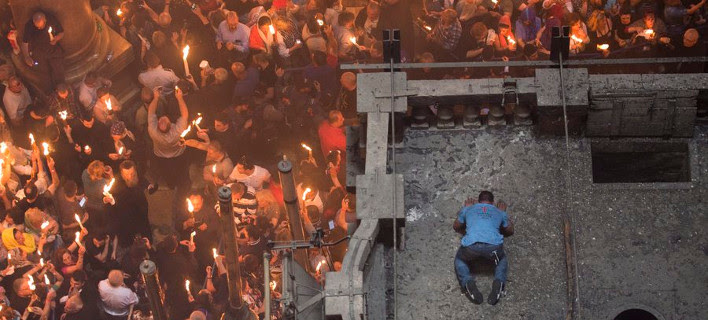 Συγκλονιστικές εικόνες από το Ναό της Αναστάσεως στα Ιεροσόλυμα - Χιλιάδες πιστοί για το Αγιο Φως