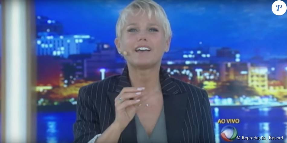 No programa Xuxa Meneghel do dia 28 de setembro, a apresentadora apostou em blusa cinza com decote mais fundo