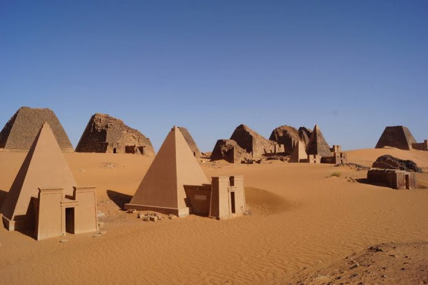 Pirámides de Meroe, necrópolis de Begrawiya, Sudán. Las pirámides son pequeñas (la más grande no llega a los 20 m de base). Fueron excavadas de 1909 a 1914, de 1920 a 1923 y de 1974 a 1976.