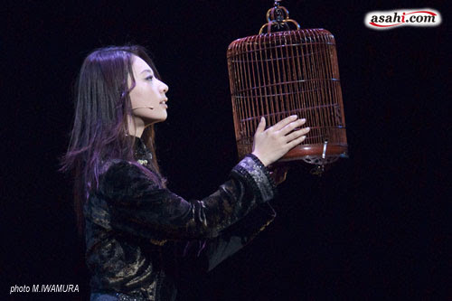 Asahi Com 朝日新聞社 漫画 雨柳堂夢咄 がダンスに 朝海ひかる主演で開幕 ステージレビュー 舞台 エンタメ