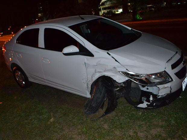 Motorista do Prisma abandonou carro após chegada da PRF (Foto: Klênio Galvão)
