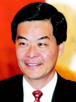梁振英：香港普通家庭走出来的成功人士_新闻_腾讯网