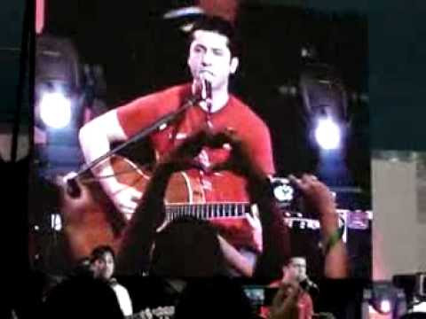Boyce Avenue - Bleeding Love (Funny Version - Live at SM North Edsa) CLEAR 