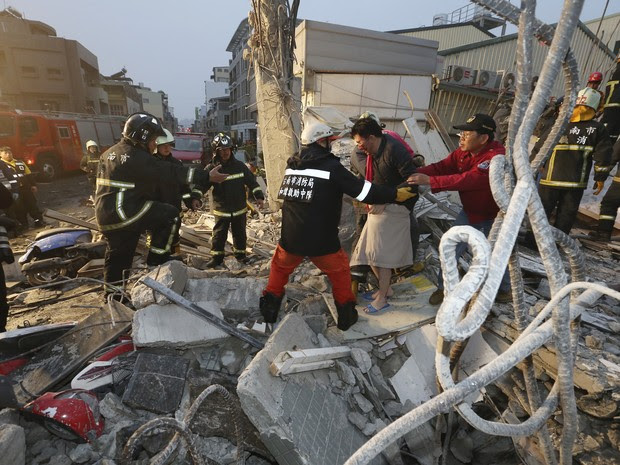 Sobrevivente é guiado para fora dos escombros após terremoto que atingiu Taiwan (Foto: Associated Press)