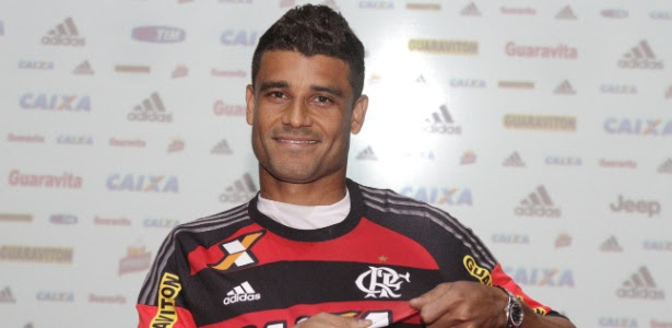 O meia Ederson deve estrear pelo Flamengo na partida contra o Atlético-PR