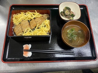 百彩館ナマズ販売 ７月２６日 日 にナマズ販売を百彩館の食堂で開催しました 新型コロナウイルス感染症予防のため 今年度の開催を見合わせていた百彩館での ナマズ販売 でしたが 先月から再開し 今回で２回目の開催となりました 土用の丑の日
