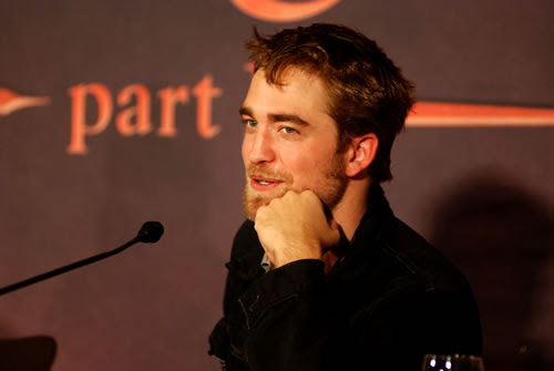 Here are MQ pics of Robert Pattinson and Ashley Greene at the Brussel's