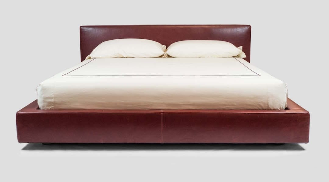 Letto matrimoniale con struttura rivestita in pelle ...