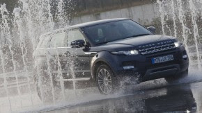 Wasserspiele: Bei einem Sicherheitstraining lassen sich die fahrerischen Talente prima auffrischen, ob mit einem SUV oder einem herkömmlichen Auto. Fahren und Reagieren auf Nässe wird natürlich auch geübt.