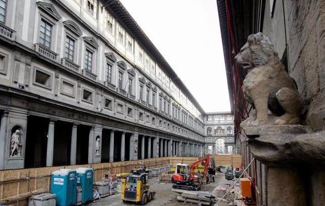 Workmen work on sealing off an area outside Uffizi Gallery, in preparation for expansion, in Florence January 18, 2007. REUTERS/Marco Bucco