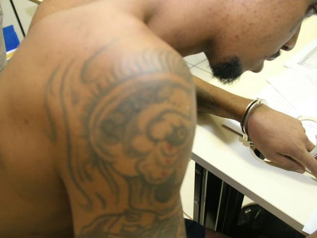 Homem tem tatuagem relacionada a facção criminosa (Foto: Alberto Maraux/ SSP-BA)