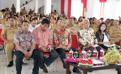 Saumlaki, Malukupost.com - Pemerintah Kabupaten (Pemkab) Maluku Tenggara Barat (MTB) menggelar doa syukur atas 10 tahun kepemimpinan Bupati Bitsael Salvester Temmar dan 5 tahun kepemimpinan Petrus Paulus Werembinan Taborat sebagai Wakil Bupati MTB dan dilanjutkan dengan acara ramah-tamah serta jamuan makan bersama. Acara yang dilaksanakan di gedung kesenian,Saumlaki, Senin, (10/4) itu dihadiri oleh pimpinan dan anggota DPRD, Forum Komunikasi Pimpinan Daerah (FKPD), pimpinan SKPD, para camat, kepala Desa dan seluruh Aparatur Sipil Negara (ASN). Sekretaris Daerah MTB, Pieterson Rangkoratat dalam sambutannya mengatakan semestinya acara perpisahan ini dijadwalkan pelaksanaannya pada tanggal 16 April yang bertepatan dengan hari terakhir masa kepemimpinan Temmar dan Werembinan, hanya saja dipandang tidak efektif karena beberapa hari mendatang, sudah memasuki waktu libur menjelang perayaan Paskah bagi umat Nasrani. “Perjalanan waktu berlalu begitu cepat dan tanpa terasa kepemimpinan bapak Bitsael S Temmar sebagai Bupati selama 10 tahun dan bapak Petrus Paulus Werembinan Taborat dan wakil bupati selama lima tahun akan berakhir pada tanggal 16 April 2017. Semestinya acara perpisahan ini dijadwalkan pelaksanaannya pada tanggal 16 April yang bertepatan dengan hari terakhir dari bapa berdua namun dengan mempertimbangkan efektifitas pelaksanaan tugas menjelang minggu akhir pelaksanaan tugas, dimana nanti pada tanggal 13, 14 dan 15 itu segenap umat Nasrani akan memasuki Tri hari suci sekaligus hari raya Paskah pada tanggal 16, oleh karena itu berdasarkan kesepakatan bersama, pelaksanaannya dipercepat pada hari ini,” katanya.