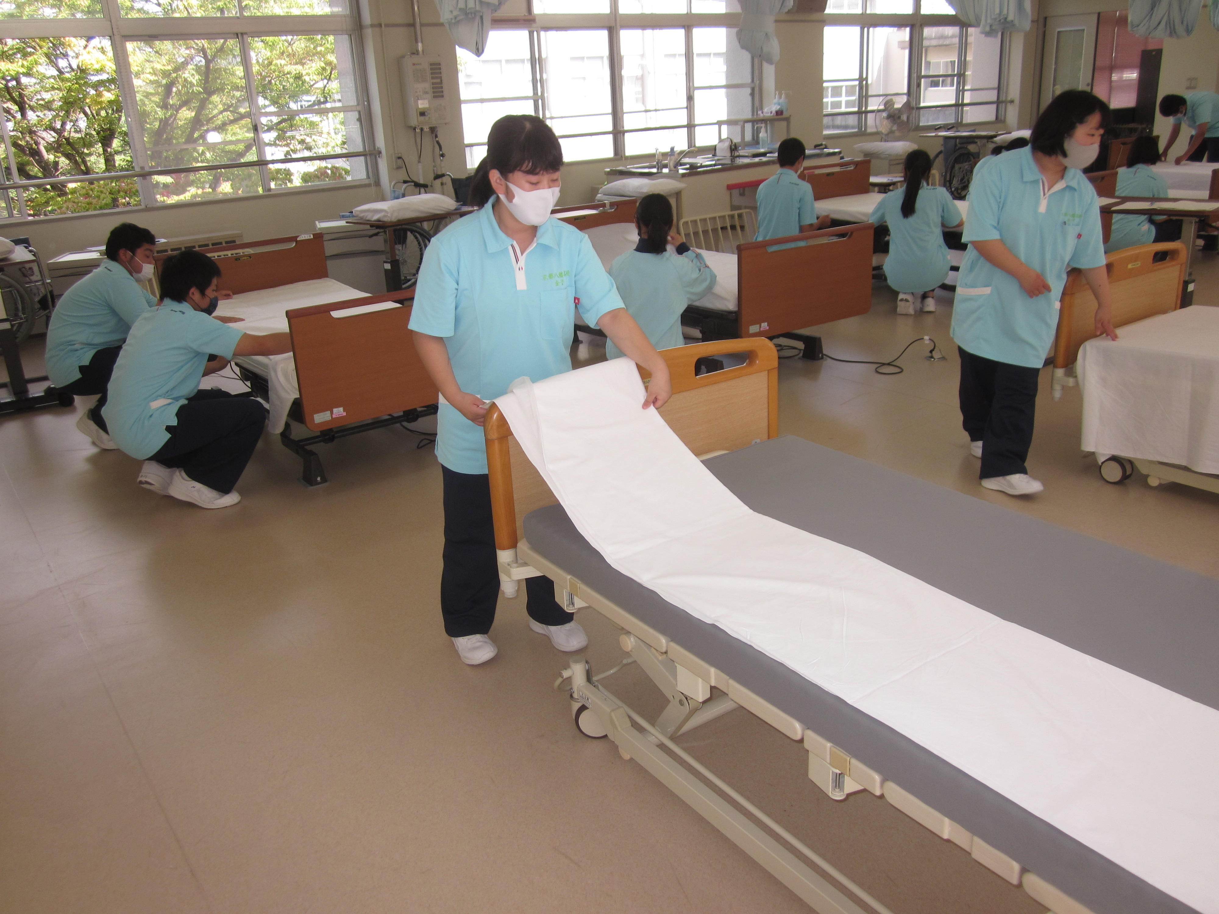 介護福祉科 ベッドメイキング １年 京都府立京都八幡高等学校 教育内容