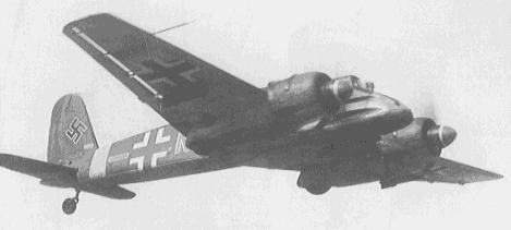 ｈｓ１２９ ７００馬力２発 ４１０ｋｍ ｈ 対地 対戦車攻撃機という当時にはまだ無かった設計思想を与えられた対地攻撃機 できるだけ小さな機体に防弾性能を与える為に 余分なスペースはほとんど無く 計器などもエンジンナセルに取り付けられて