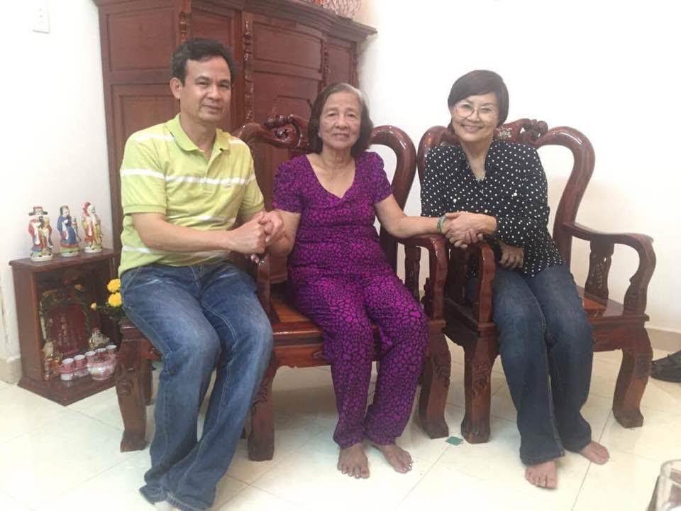 Bà Huỳnh Thị Sinh (người ngồi giữa), vợ cố Trung tá Ngụy Văn Thà (ảnh Facebook Kim Chi Nguyễn)