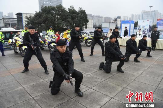 图为特警技能展示。　陈超 摄