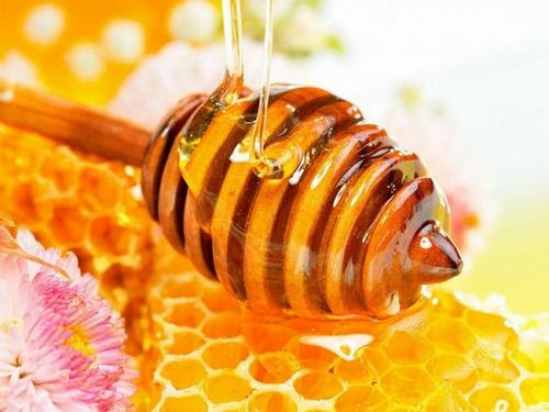 Mật ong với chanh là cách triệt lông theo truyền thống.
