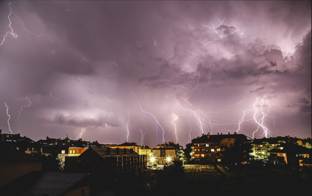 Burza nad Rzeszowem. Niebo pełne piorunów i błyskawic FOTO