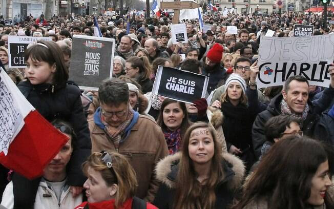 Crianças também participam da marcha contra o terrorismo, neste domingo, em Paris. Foto: AP