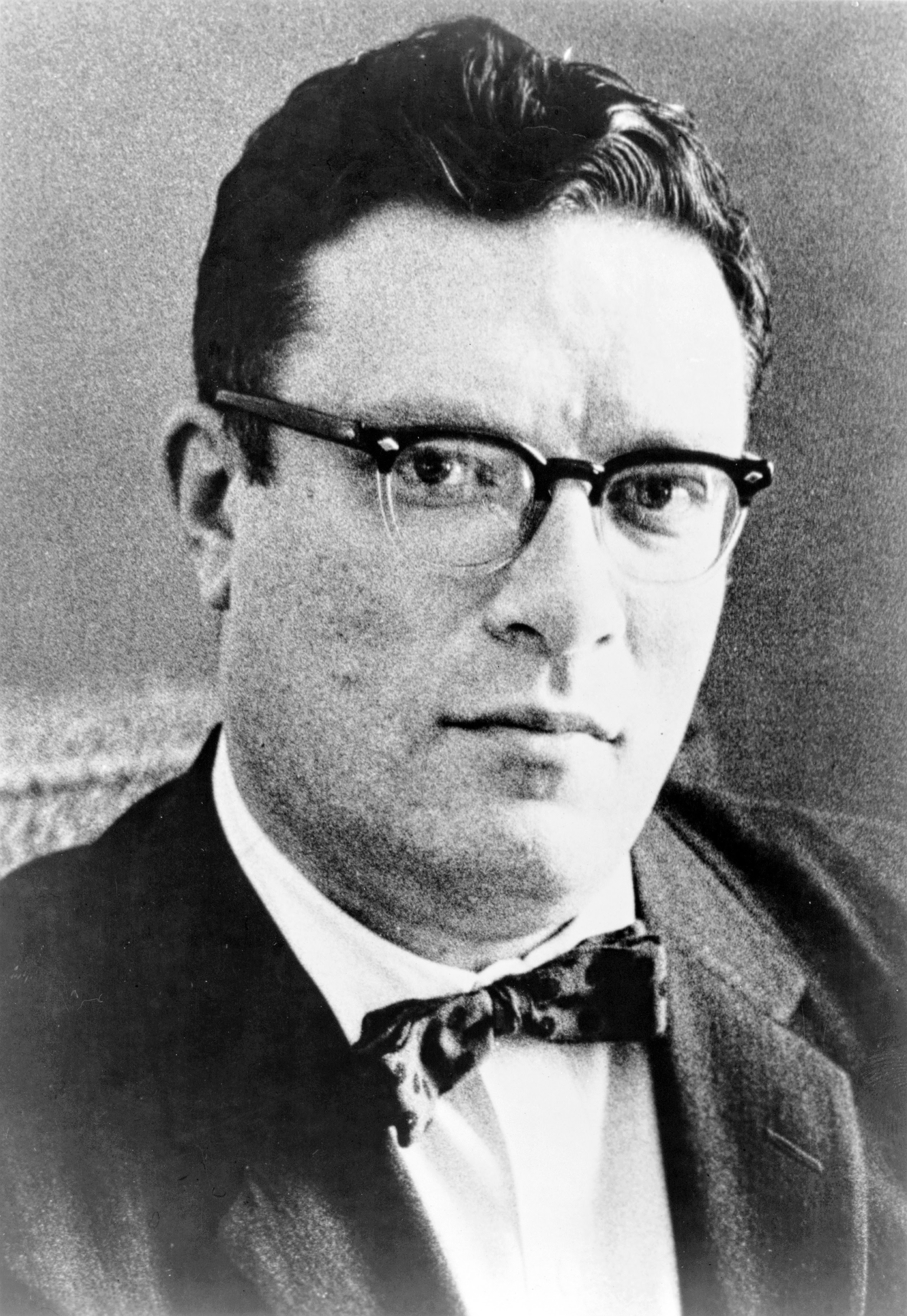 http://upload.wikimedia.org/wikipedia/commons/3/34/Isaac.Asimov01.jpg