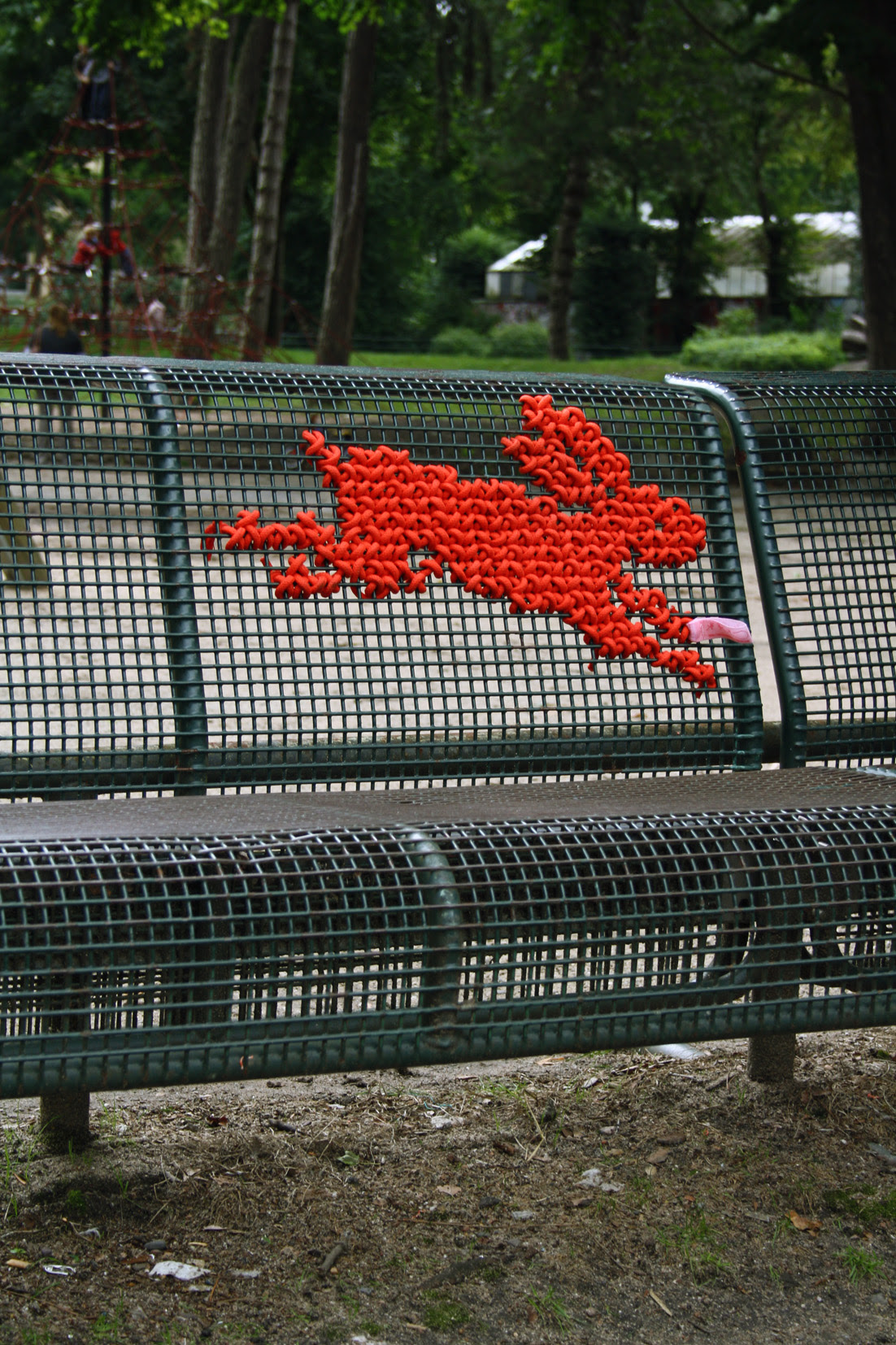celik-metal-nakis-isleme-polipropilen-kamusal-yarn-bombing-bank