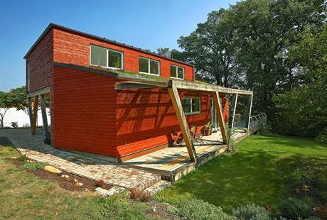 Dětem chtěli dopřát ráj. A tak si u lesa pořídili dům ...