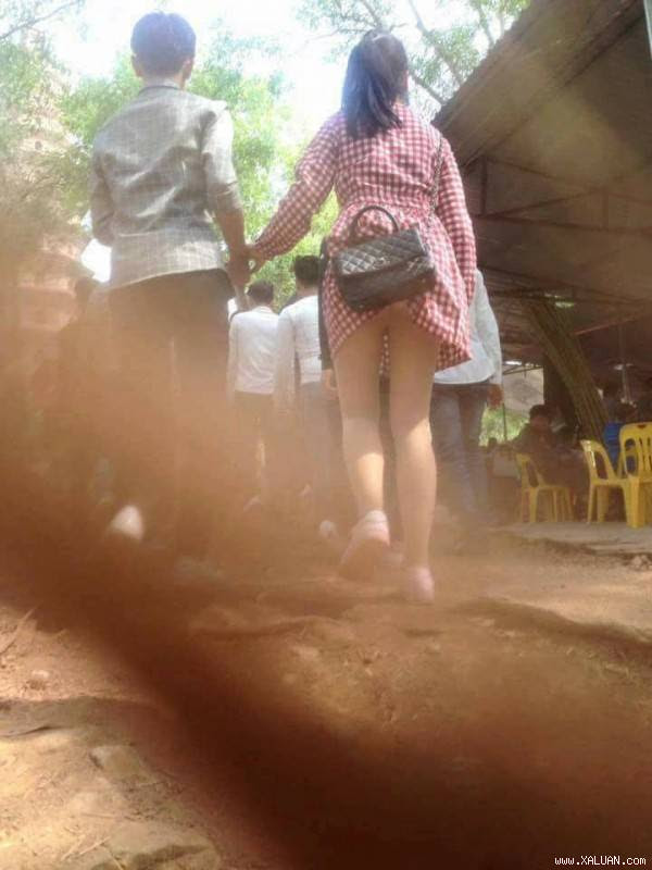 Đi lễ chùa đầu năm mà em gái kia ăn mặc như thế này thì đúng là “đốt mắt” người phía sau thôi