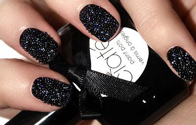 21 Decoracion de uñas elegantes negro y dorado