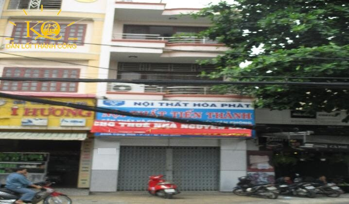 Nhìn căn nhà từ bên ngoài
